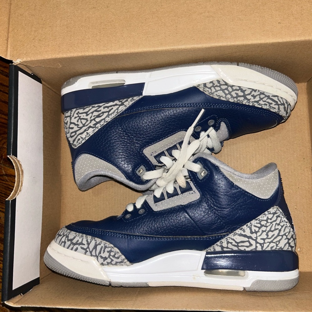 Jordan Men's Navy and Gray Sneakers